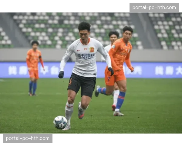 特写：终场哨响，确定降级的谢菲联球员瘫坐在草坪上